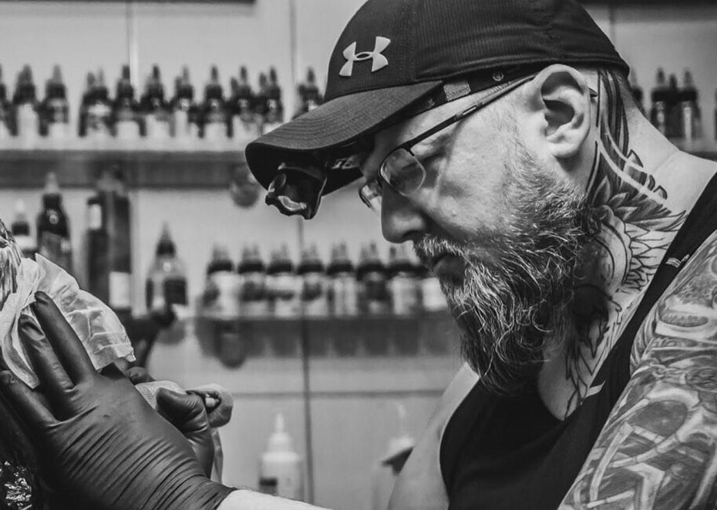 Maciej Fludziński – tatuator z motocyklową pasją