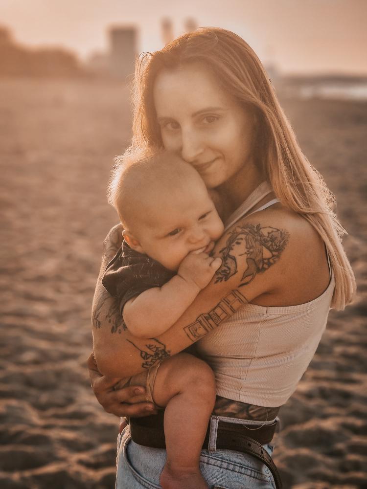 Mama z dzieckiem na plaży