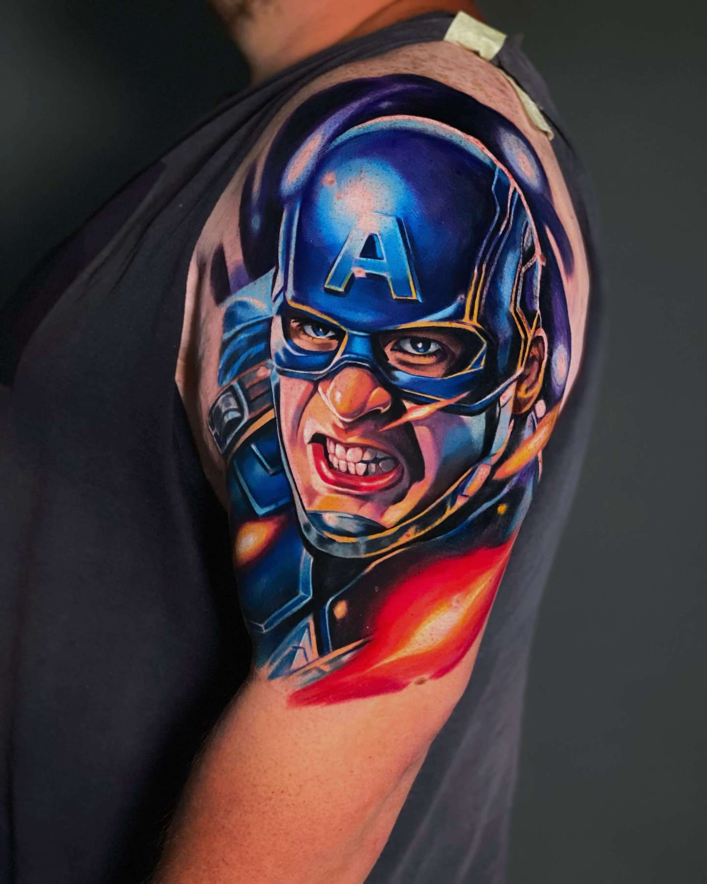 Kejti Dumka - tatuaż Kapitan Ameryka
