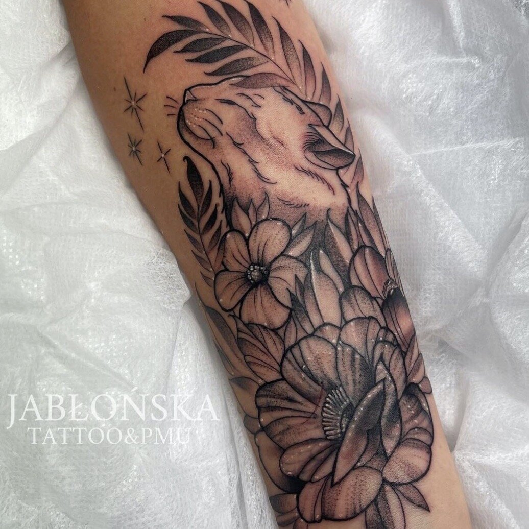 tatuaż kot i kwiaty